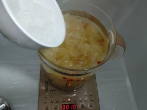 煲至剩10分钟，放入冰糖。