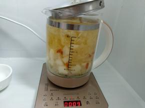 用勺子搅动一下，这时盖子要倾斜盖以防液体溢出，直至结束。