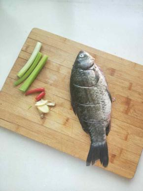 鲫鱼洗净刮鳞片，去鱼鳃，洗干净里面的黑膜。