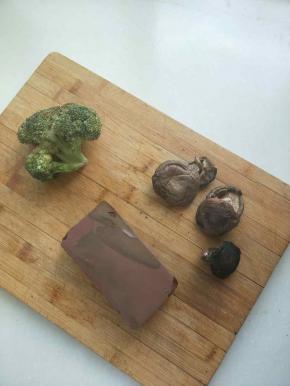 准备配料，香菇，鸭血，西蓝花是剩下的没有可不加，