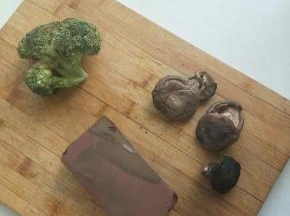 准备配料，香菇，鸭血，西蓝花是剩下的没有可不加，