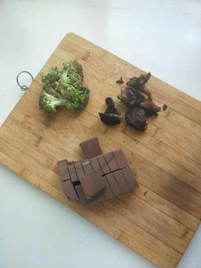 鸭血冲洗干净切块，香菇，西蓝花洗干净。