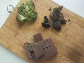 鸭血冲洗干净切块，香菇，西蓝花洗干净。