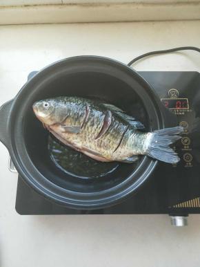 开启电陶炉，放入陶玻王浅锅，锅烧热放入鲫鱼煎