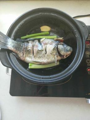 煎好一面在翻面，我这有些着急了，鱼皮掉了，放入葱，小米辣，姜片