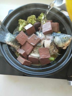 放上血块，加入适量开水，