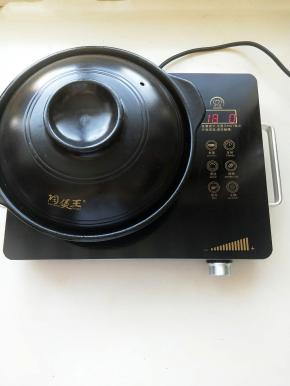 盖上砂锅盖慢火炖煮，