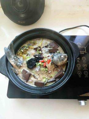 小火炖煮40分钟到50分钟，不要超过一个小时了，时间太久，鱼肉烂还不香。