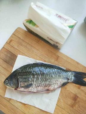 鲫鱼清洗干净用天喜玫花纸巾搽干鱼全身，