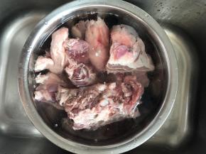 羊肉剁块之后放入清水浸泡半小时，目的是去除部分羊肉中的血水，羊肉块不要太小，羊肉煮熟之后体积会缩小很多。