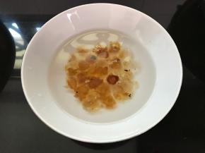 桃胶提前用清水泡发4小时以上。