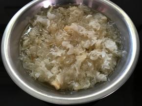 银耳用清水泡发。