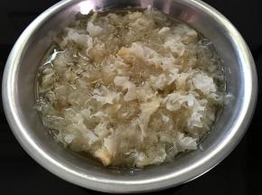 银耳用清水泡发。