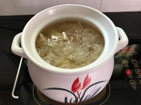 把清洗干净的银耳放入砂锅中，加上适量的清水。