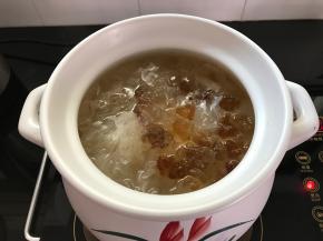 煮开后加入清洗干净的桃胶。