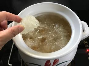 至桃胶和银耳软糯呈透明色时加入冰糖。