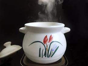 边搅拌边煮3分钟，至冰糖彻底融化。