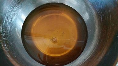 糖浆和枧水放入打蛋盆内