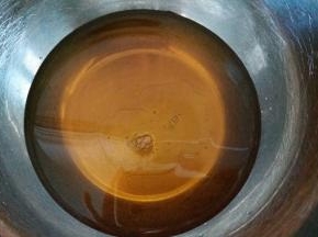 糖浆和枧水放入打蛋盆内