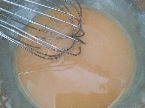 用手动打蛋器搅拌至乳化状态