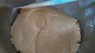 用刮刀翻拌均匀