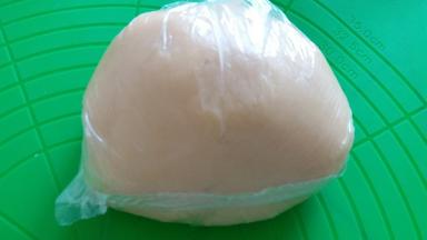 把面团装进保鲜袋松弛1小时