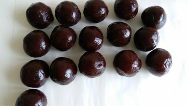 松弛面团时把豆沙馅儿准备好，每个44克搓成小圆球