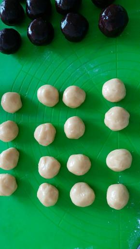 面团松弛好后，每个分成19克