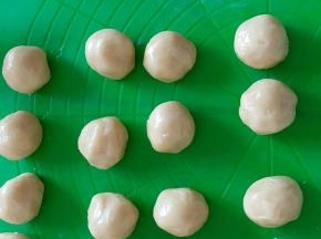 面团松弛好后，每个分成19克