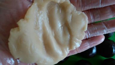 戴上食品手套，面团在手心按扁