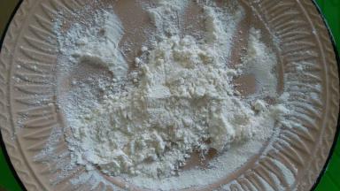 用盘子准备好干粉，做手粉