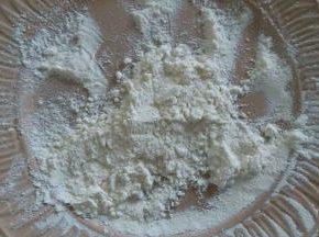 用盘子准备好干粉，做手粉