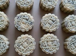 从模具内直接把月饼推到烤盘里，烤箱提前200度预热，放进烤箱进行烘烤