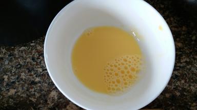 烤月饼时，准备蛋黄水，适量蛋黄加纯净水搅拌均匀，过滤一下备用。月饼200度烘烤5分钟后，从烤箱取出刷蛋黄水，切记不要刷太厚，刷完蛋黄水后把温度调到180度再烤15分钟后出炉