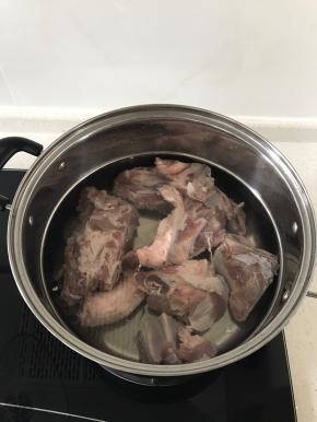 羊肉放入锅中，直接加冷水，至少要末过羊肉1厘米以上，开中火加热。