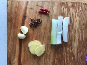 加热等待期间，就可以准备煮肉所需的调料了，蒜瓣，花椒粒，姜片，葱段，干辣椒适量，根据个人口味和羊肉的量加就可以了，没有特殊限制。