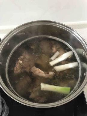 浮末全部打干净以后就可以放入步骤3中的所有调料了，花椒粒最好用调料盒装起来，避免影响口感。