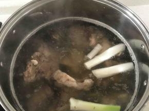 浮末全部打干净以后就可以放入步骤3中的所有调料了，花椒粒最好用调料盒装起来，避免影响口感。