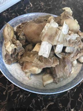 肉煮好了，咱们现在来说吃法！直接将羊肉捞出盛入盘中，这就是新疆的开锅羊肉了。