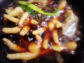 待锅里的水慢慢煮开的时候加入适量的料酒，盖上盖子，大概慢火煮10-15分钟，然后关火。不要打开盖子，让鸡脚在锅里焖大概10-15分钟就可以吃了。（如果想让鸡脚更入味，建议让鸡脚在卤汁里面泡1-2小时，会更好吃。）