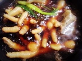 待锅里的水慢慢煮开的时候加入适量的料酒，盖上盖子，大概慢火煮10-15分钟，然后关火。不要打开盖子，让鸡脚在锅里焖大概10-15分钟就可以吃了。（如果想让鸡脚更入味，建议让鸡脚在卤汁里面泡1-2小时，会更好吃。）