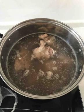 此时，羊肉开始起末，关小火，避免火太大，把泡沫冲散，用勺沿锅边轻轻将浮末舀出。