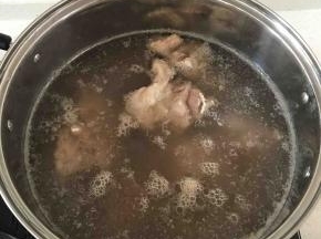 此时，羊肉开始起末，关小火，避免火太大，把泡沫冲散，用勺沿锅边轻轻将浮末舀出。