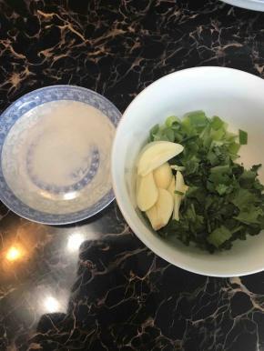 在此期间，可以准备葱末，香菜末，蒜片，盐，用法后面会讲到。