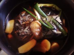 将姜片、蒜片、葱段、卤包、放入锅中，开最大火把水煮开。