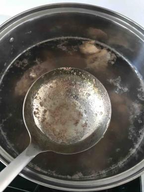 此过程持续时间较长，要有耐心，只有将浮末全部弄干净，做出来的汤才清亮。