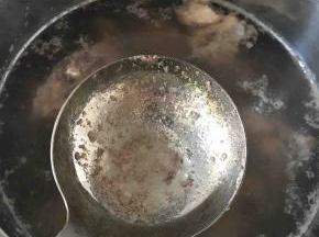 此过程持续时间较长，要有耐心，只有将浮末全部弄干净，做出来的汤才清亮。