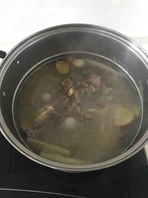 煮肉的时间大概在两到三个小时，一定要把肉炖烂了。