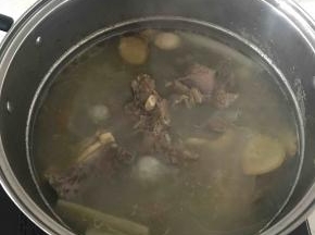煮肉的时间大概在两到三个小时，一定要把肉炖烂了。