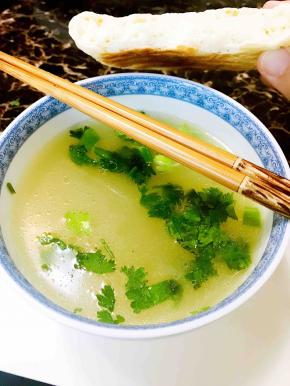 肉吃的差不多了，就开始喝汤了，热热的羊肉汤，撒上新鲜的葱末，香菜末，再来点盐，泡上饼，味道绝对不输陕西的羊肉泡馍。